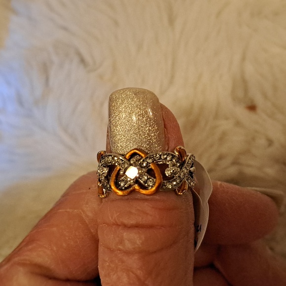GORGOUS Ring - Picture 3 of 5